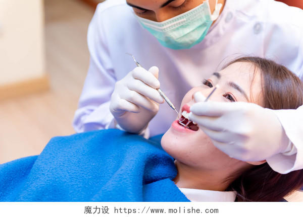 亚洲病人的牙科医生检查牙齿牙科口腔口腔牙齿